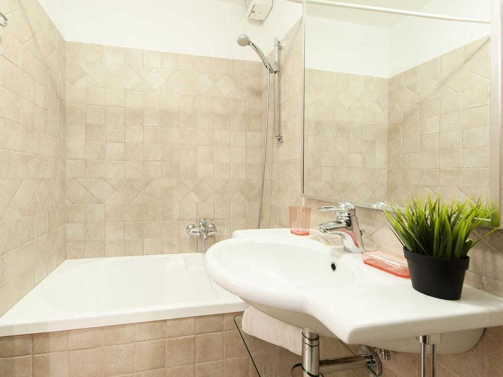 Coral Flat Colosseo Рим Номер фото